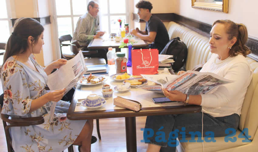 Grupo de personas desayunando.