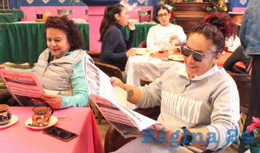 Grupo de personas desayunando.