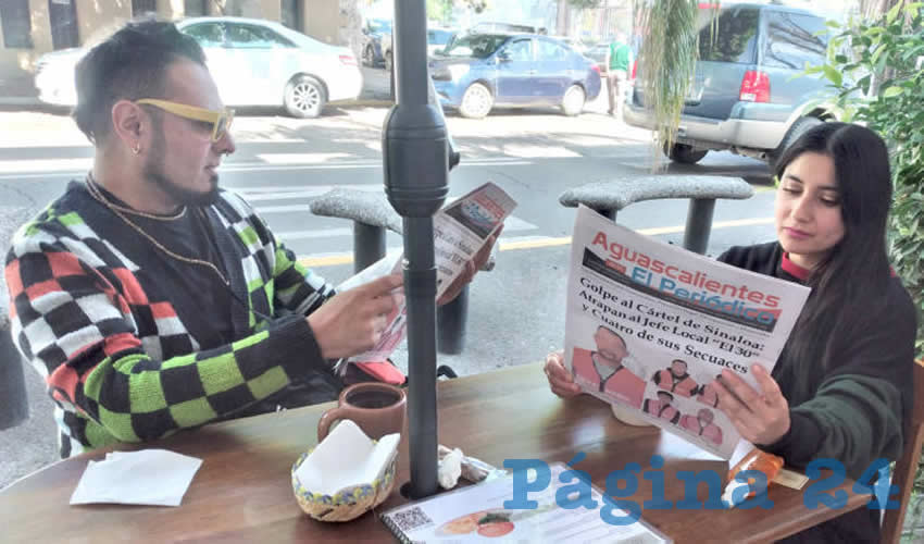 Grupo de personas desayunando.