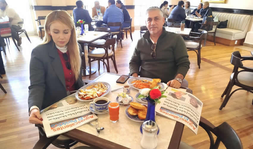 Grupo de personas desayunando.