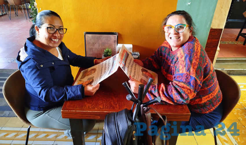 Grupo de personas desayunando.