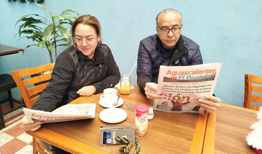 Grupo de personas desayunando.