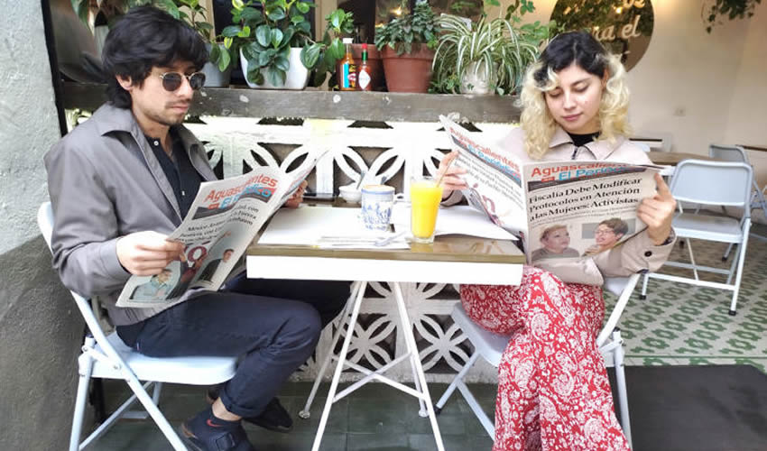 Grupo de personas desayunando.