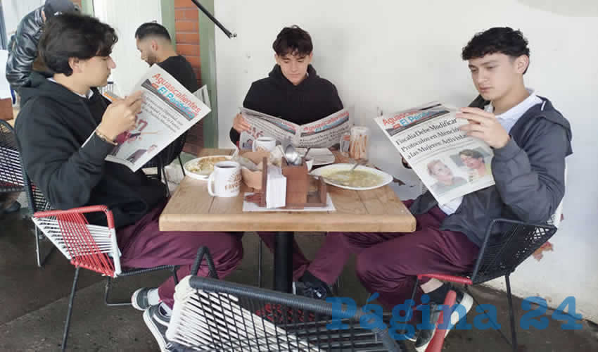 Grupo de personas desayunando.