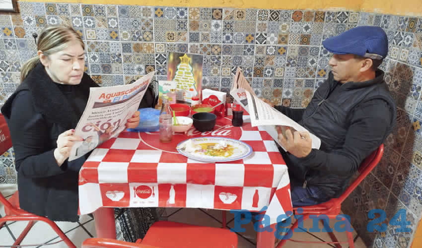 Grupo de personas desayunando.