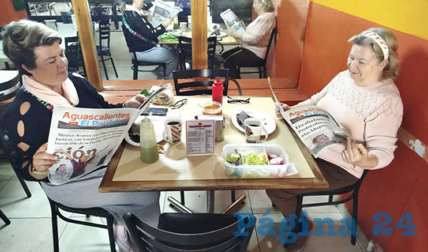 Grupo de personas desayunando.