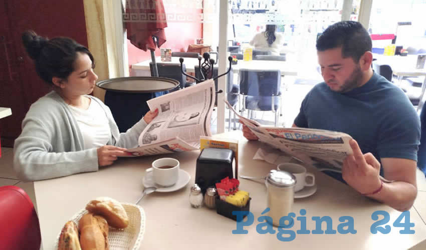 Grupo de personas desayunando.