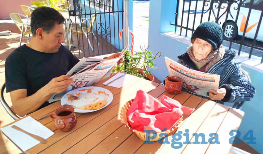 Grupo de personas desayunando.