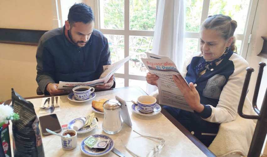 Grupo de personas desayunando.