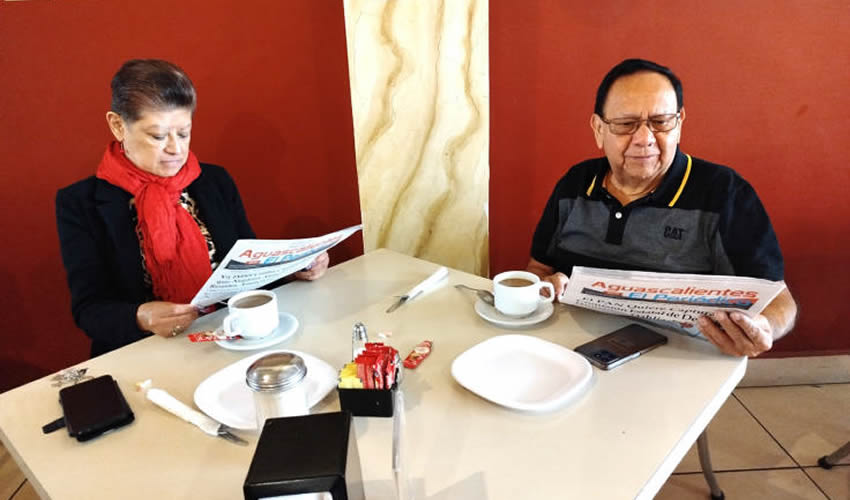 Grupo de personas desayunando.