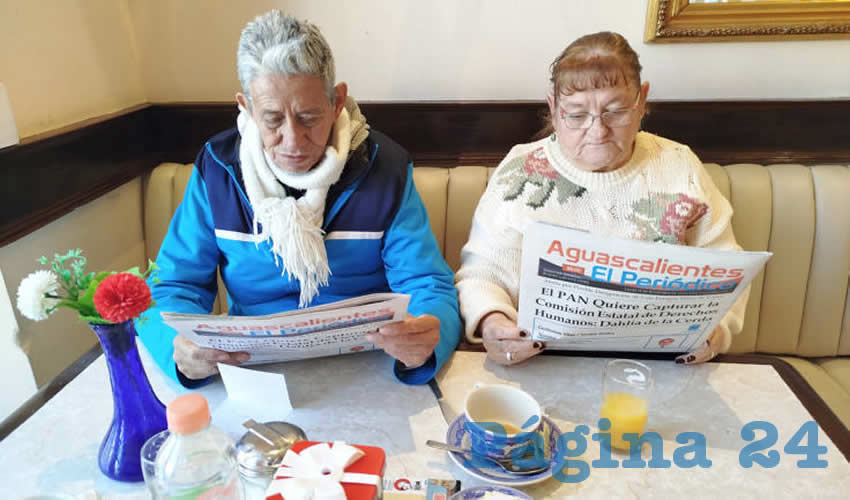 Grupo de personas desayunando.