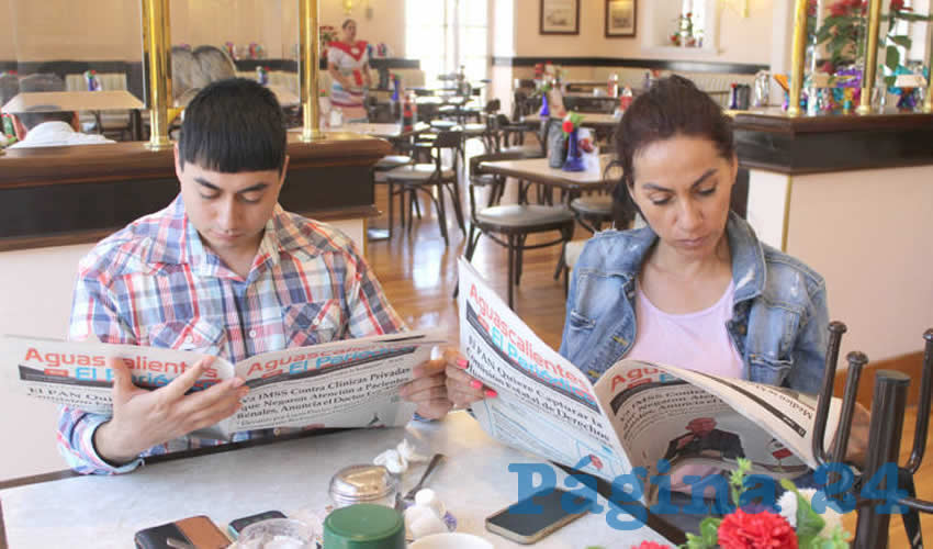 Grupo de personas desayunando.