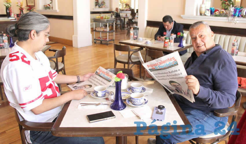 Grupo de personas desayunando.