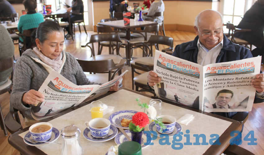 Grupo de personas desayunando.
