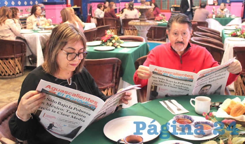 Grupo de personas desayunando.