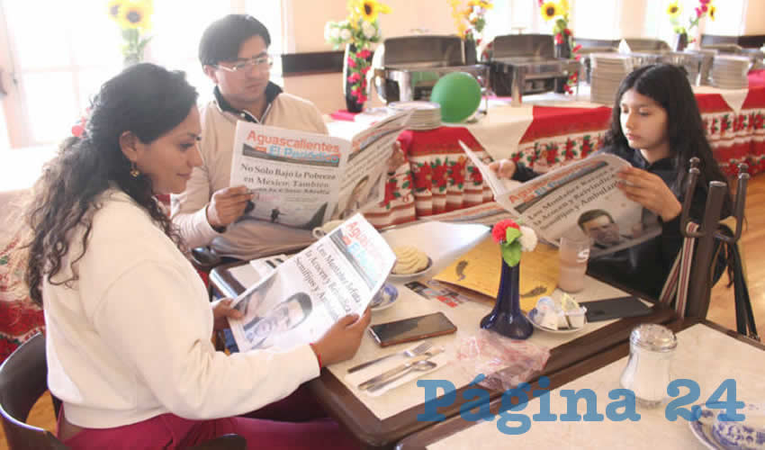 Grupo de personas desayunando.