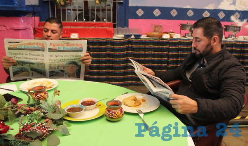 Grupo de personas desayunando.