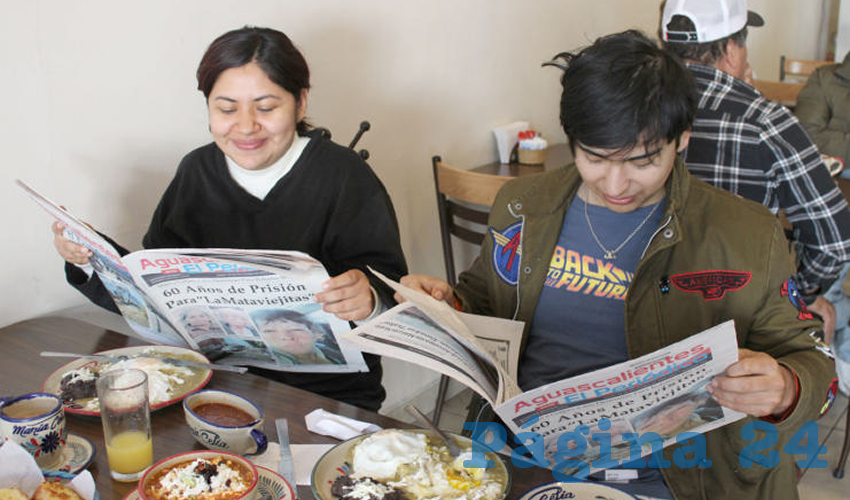 Grupo de personas desayunando.