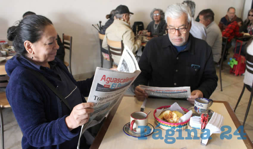 Grupo de personas desayunando.