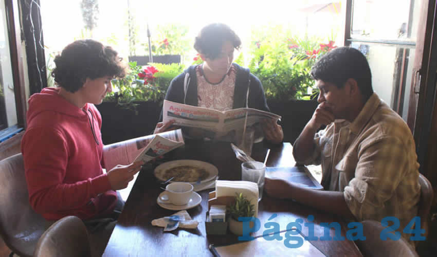 Grupo de personas desayunando.