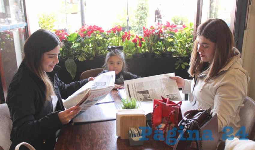 Grupo de personas desayunando.