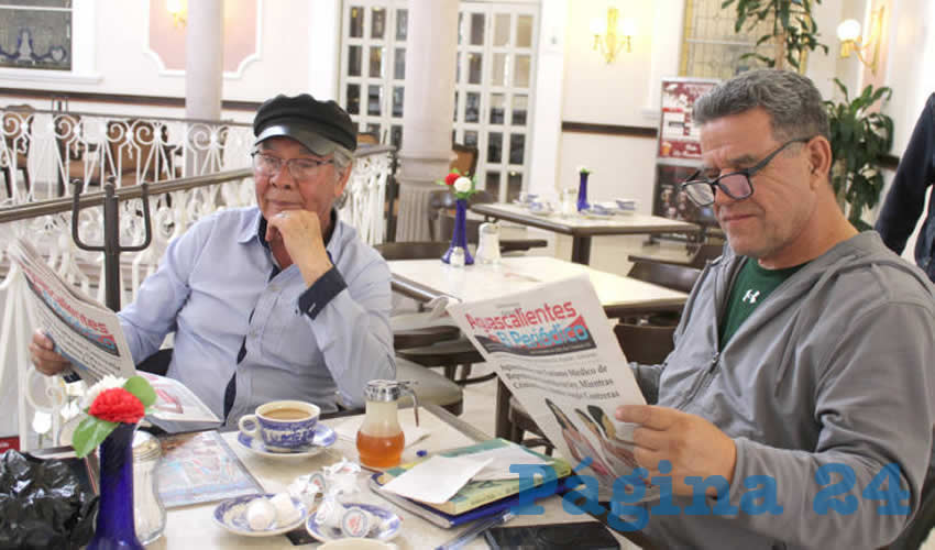 Grupo de personas desayunando.