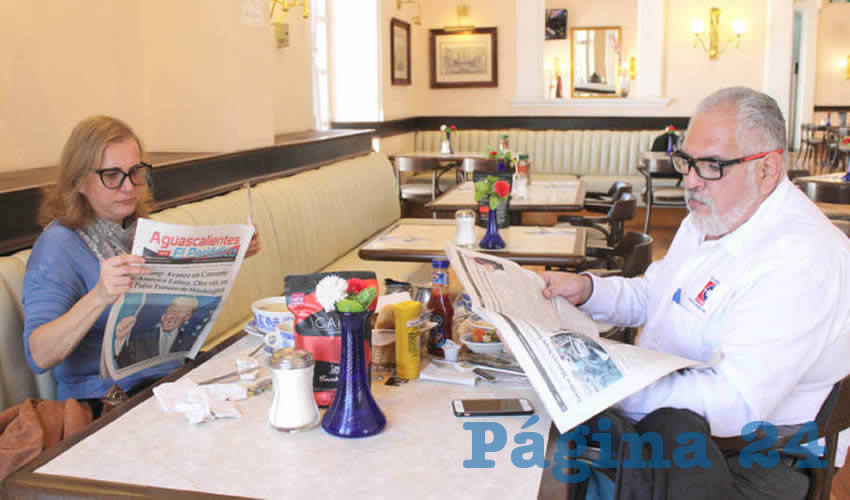 Grupo de personas desayunando.