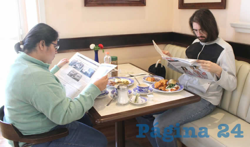 Grupo de personas desayunando.