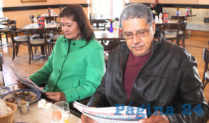 Grupo de personas desayunando.