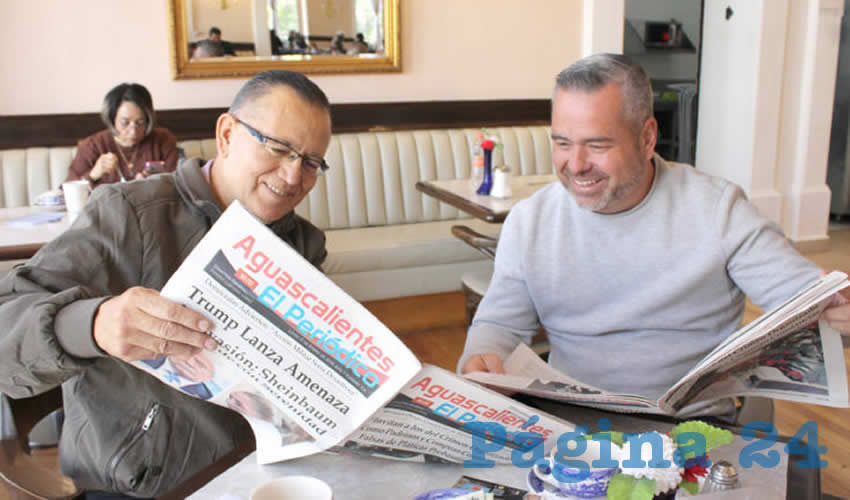 Grupo de personas desayunando.