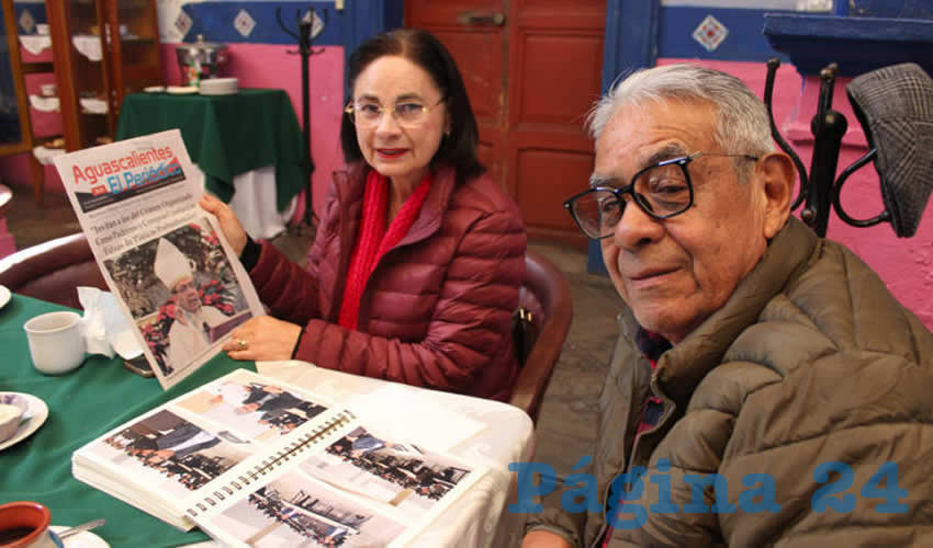 Grupo de personas desayunando.