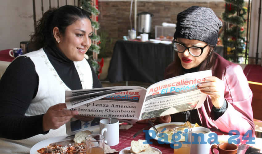 Grupo de personas desayunando.