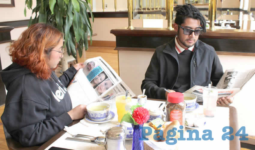 Grupo de personas desayunando.