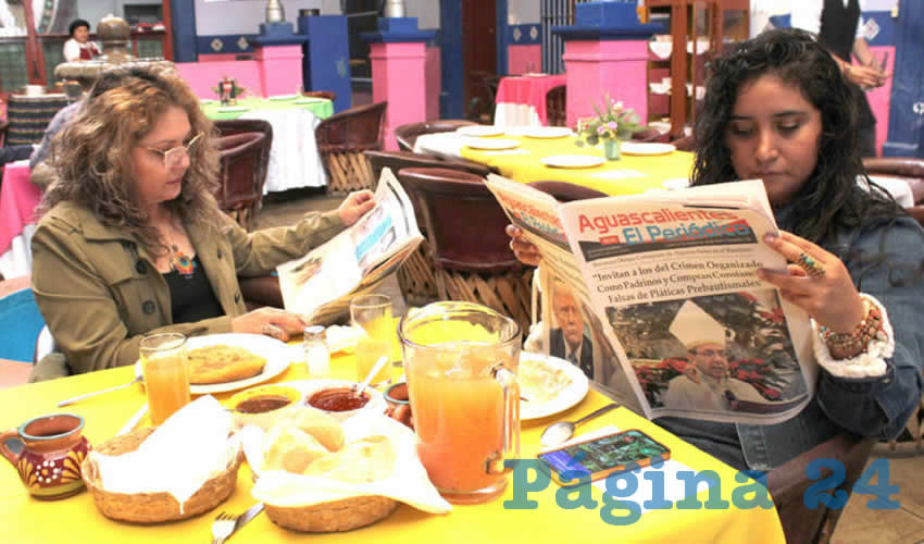 Grupo de personas desayunando.