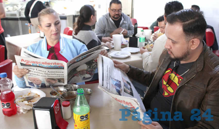 Grupo de personas desayunando.