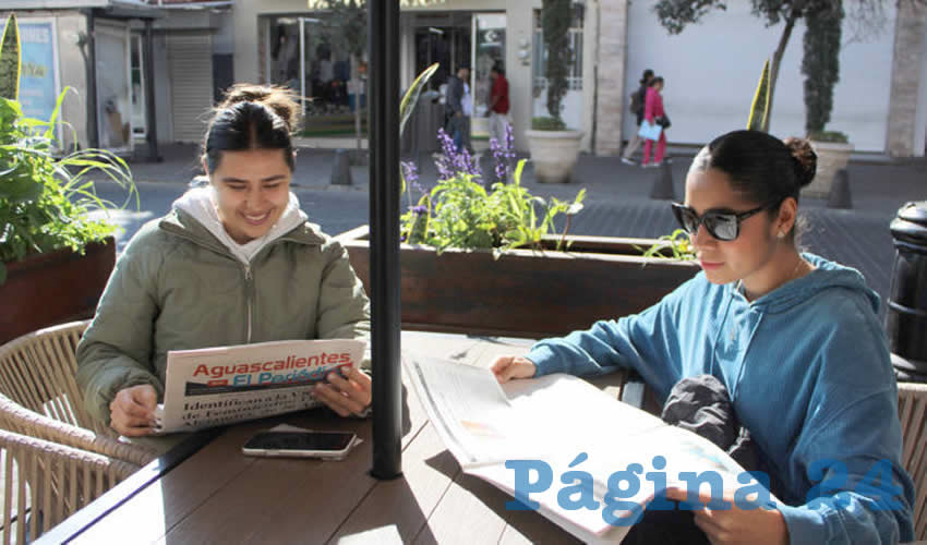 Grupo de personas desayunando.