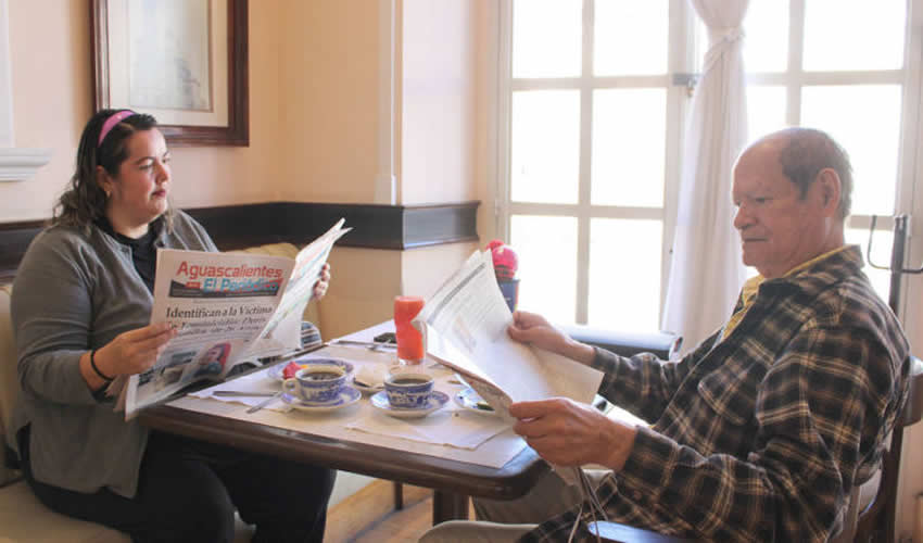 Grupo de personas desayunando.