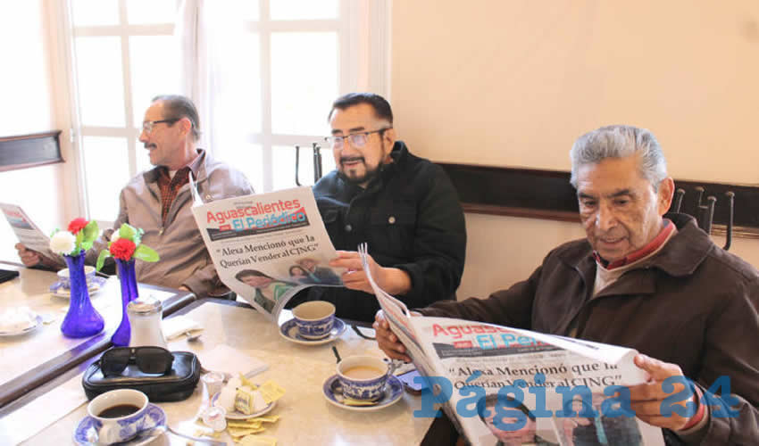 Grupo de personas desayunando.