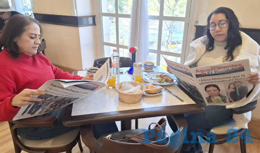 Grupo de personas desayunando.