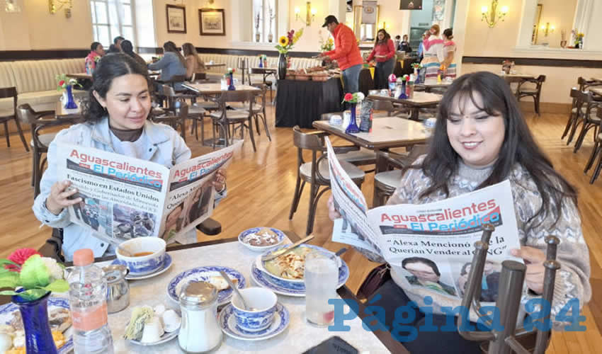 Grupo de personas desayunando.