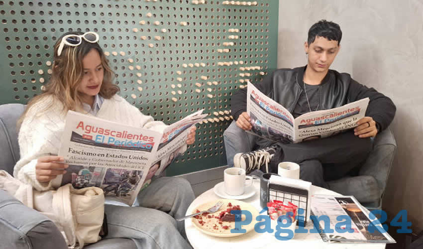 Grupo de personas desayunando.