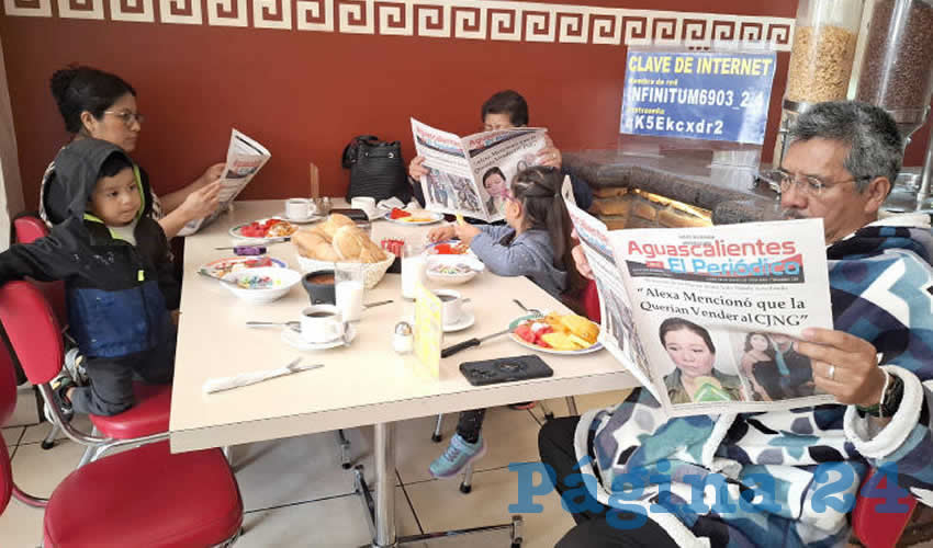 Grupo de personas desayunando.