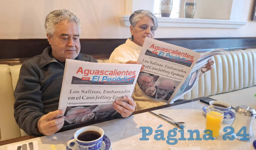 Grupo de personas desayunando.