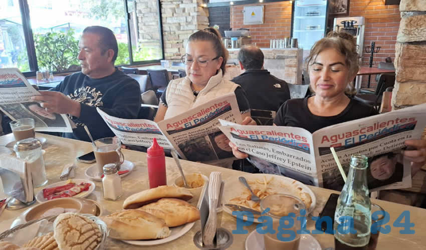 Grupo de personas desayunando.