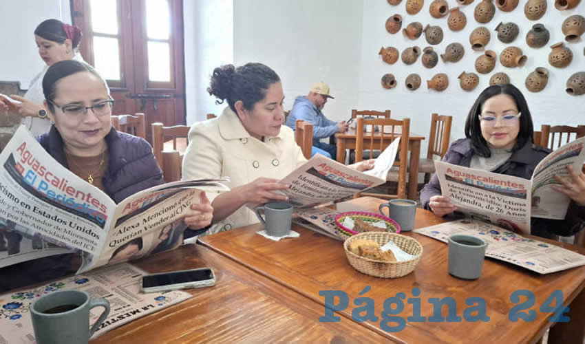 Grupo de personas desayunando.