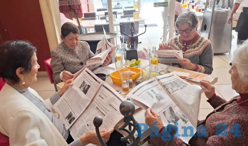 Grupo de personas desayunando.