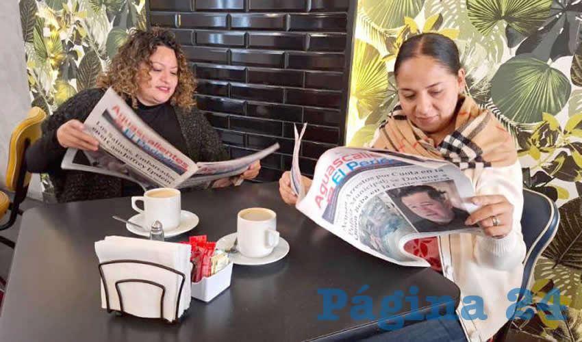 Grupo de personas desayunando.