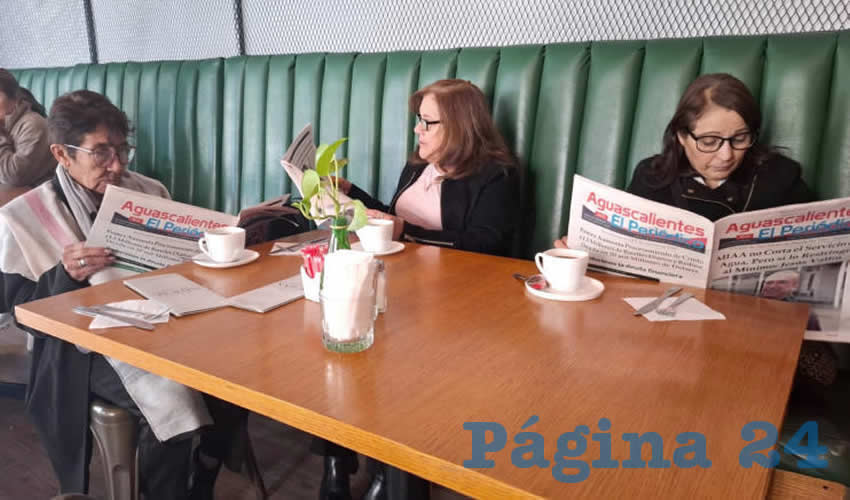 Grupo de personas desayunando.