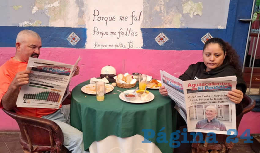 Grupo de personas desayunando.