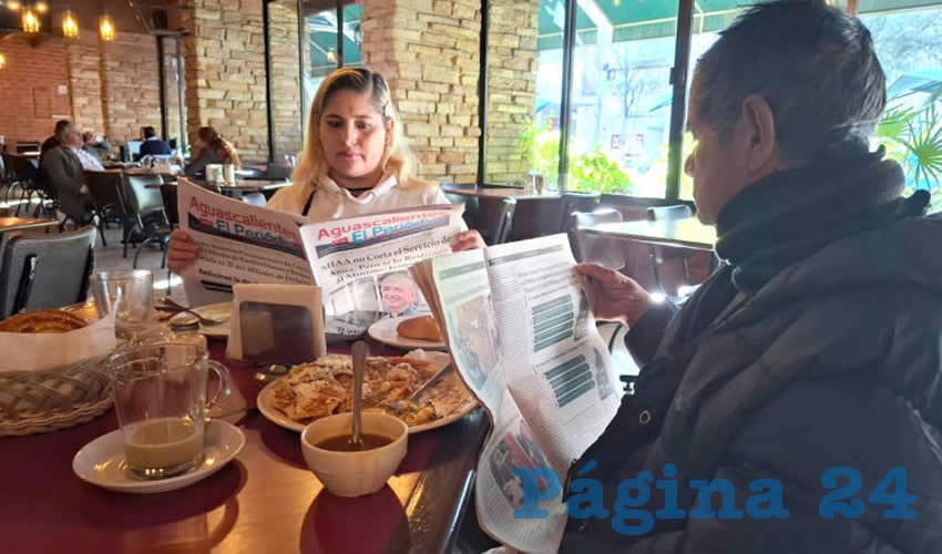 Grupo de personas desayunando.